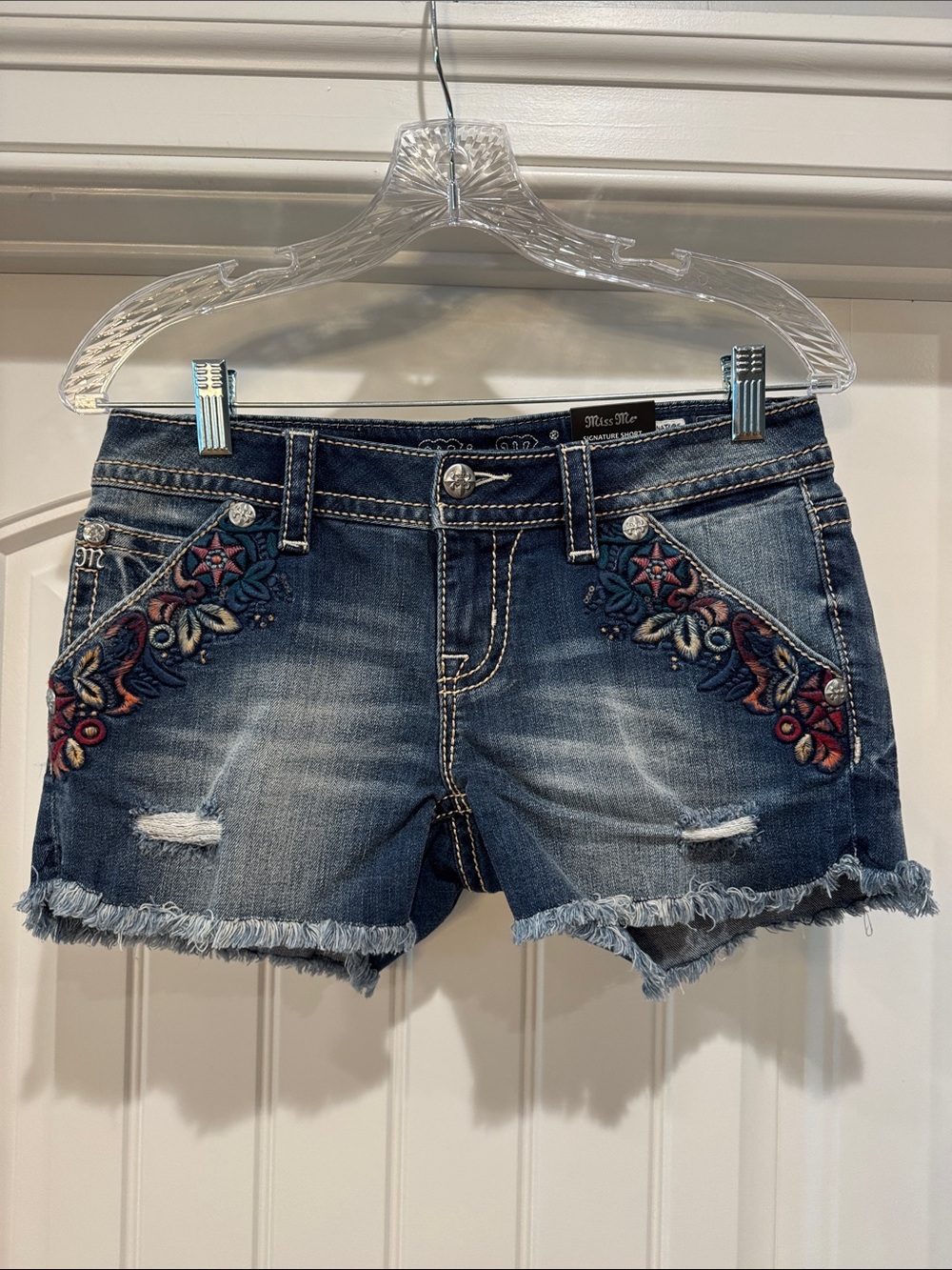 NWT Women’s MISS ME Signature Shorts with embroidery on front pockets, size 27